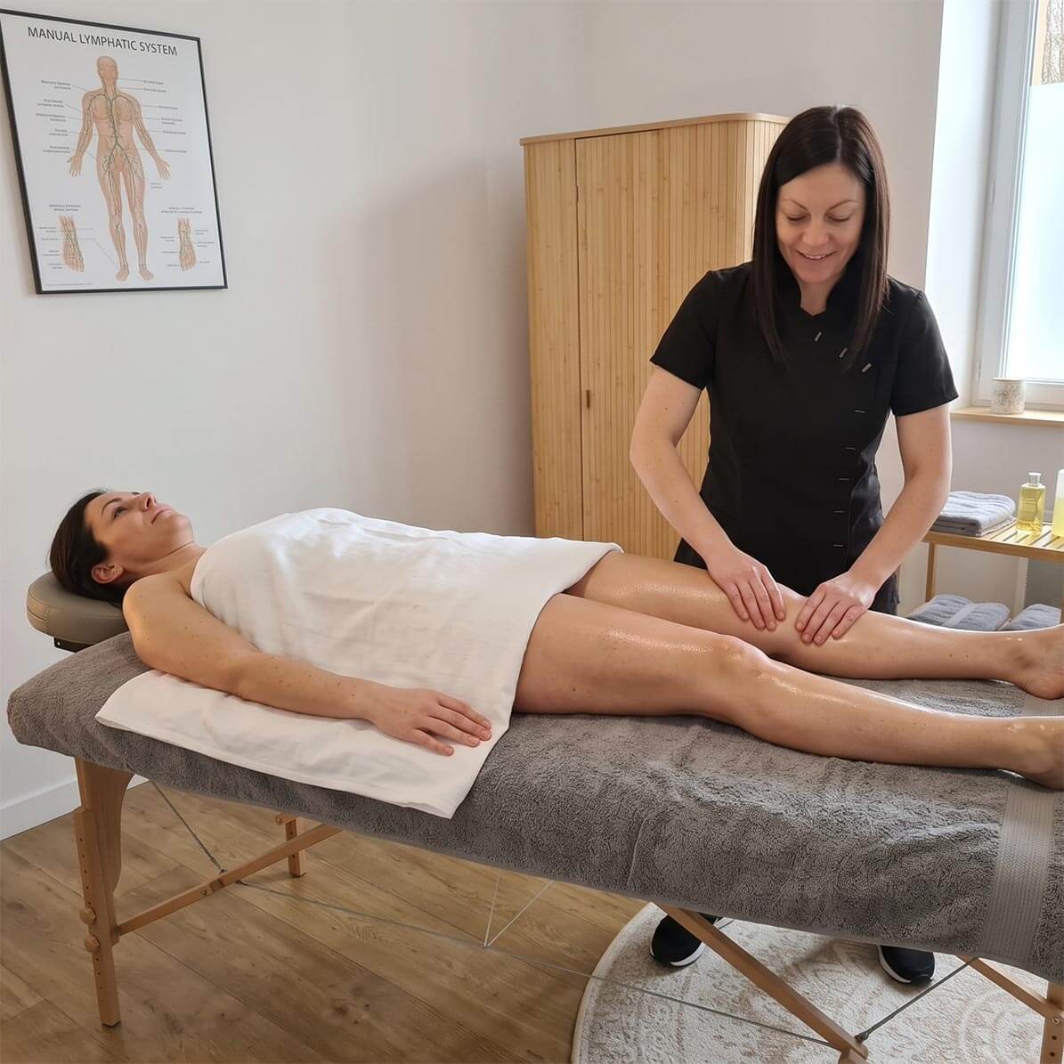 Mains d'une maman portant son bébé par les pieds